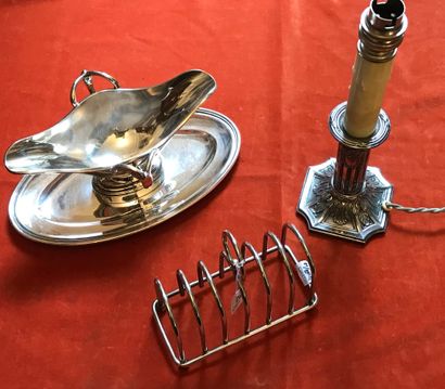 Métal argenté : une saucière ovale sur son...