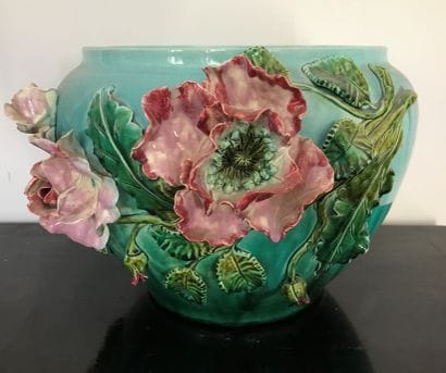 Cache-pot en faïence barbotine à décor de...