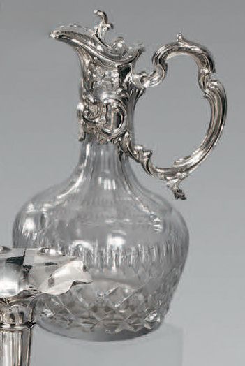 Carafe en cristal taillé de frises de croisillons...