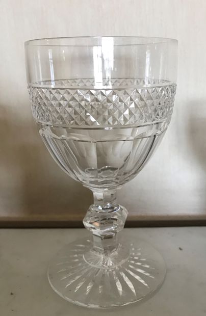 Partie de service de verres à pied en cristal...