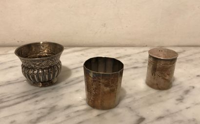 Ensemble en argent :
- un pot miniature à...