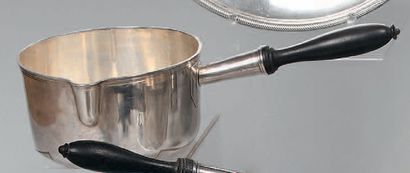 Grande casserole en argent uni (800), la...