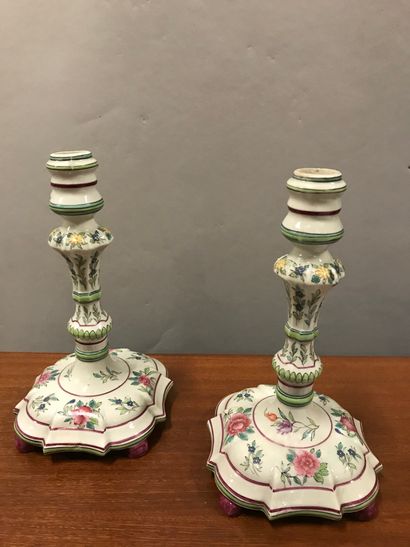 Paire de flambeaux en porcelaine à décor...