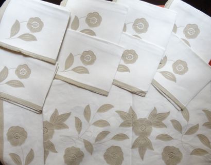 Nappe et douze serviettes assorties en toile...