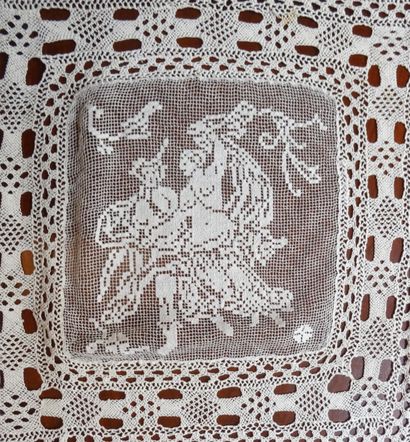 Nappe en dentelle au crochet et applications....