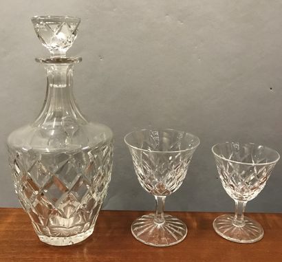 Saint-Louis.
Paire de carafes, cinq grands...