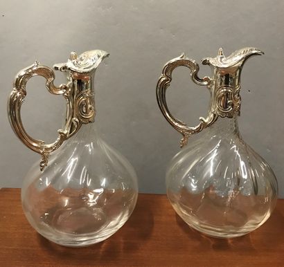 Paire d'aiguières en verre ou cristal à côtes...