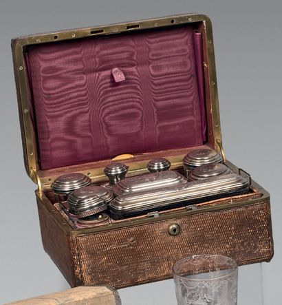 Coffret nécessaire de voyage garni de maroquin...