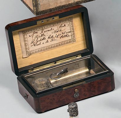 Boîte à musique en loupe et placage de palissandre,...
