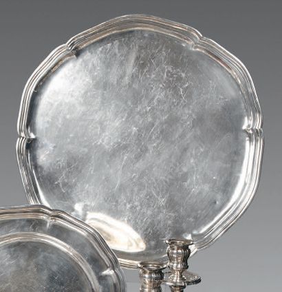 Large round silver tray (950), the edge contoured.
D....