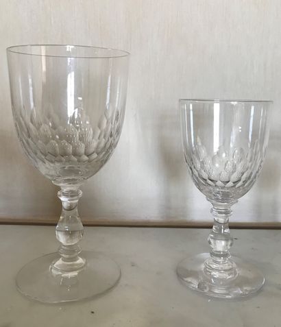 Partie de service de verres à pied en cristal...