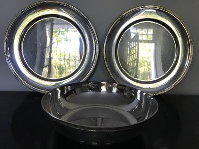 Deux assiettes de présentation en métal argenté,...