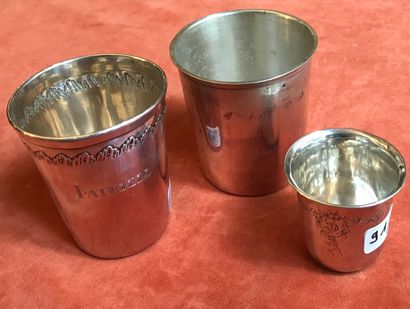 Ensemble en argent uni :
- une timbale droite,...