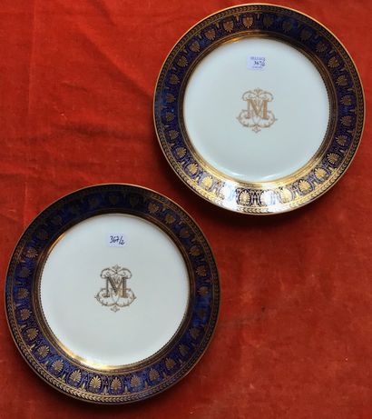SÈVRES, 1926.

Paire d'assiettes en porcelaine...