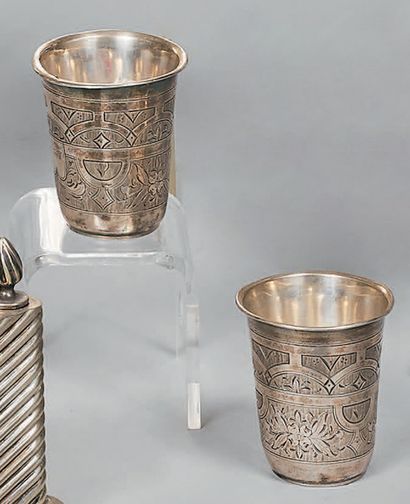 Paire de petites timbales en argent (800),...