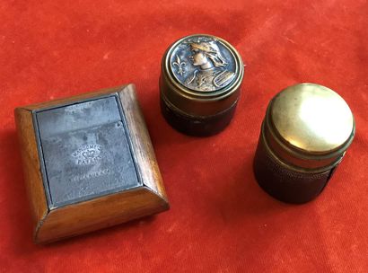 Deux encriers de voyage, l'un de forme ronde,...