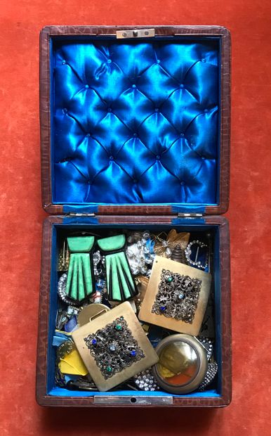 Dans un coffret à bijoux gainé à l'imitation...