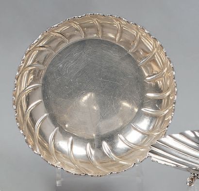 Round silver bowl (800), the edge cut out...