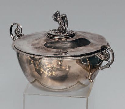 Petit bouillon couvert en argent (800), les...