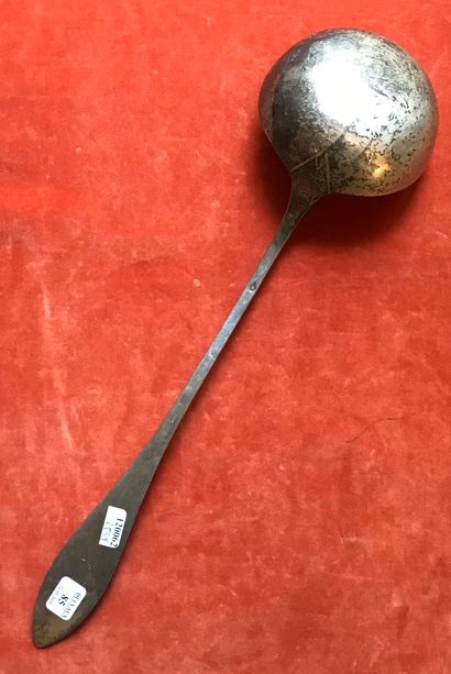 Grande louche en argent (800), modèle uniplat.
Poids...