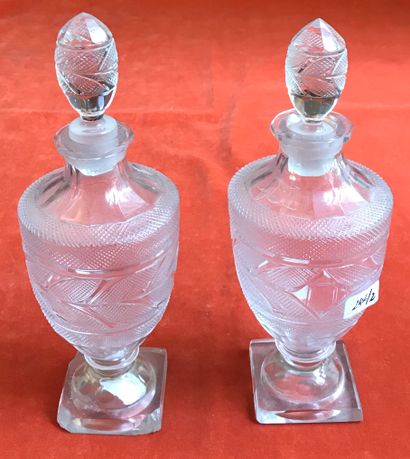 Paire de flacons de forme balustre en cristal...