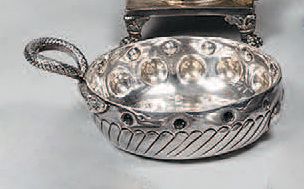 Tastevin en argent (800), à décor de cupules...
