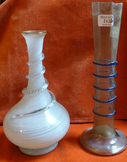 Deux vases en verre de Venise : un de forme...