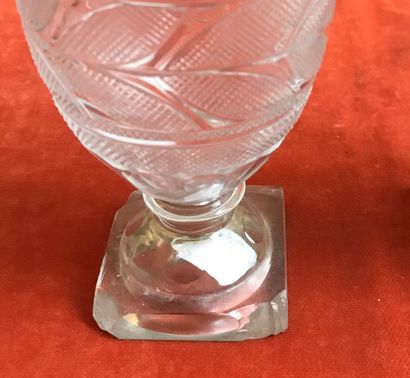 Paire de flacons de forme balustre en cristal...