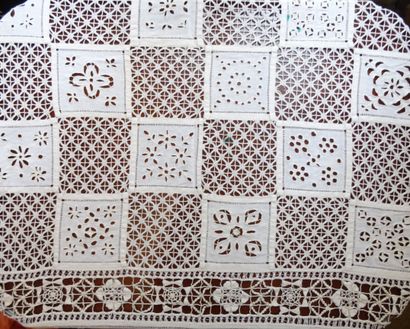 Nappe brodée à jour et applications ; au...