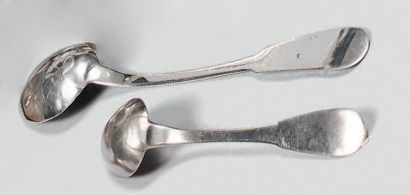 Deux cuillers à ragoût en argent (800), modèle...