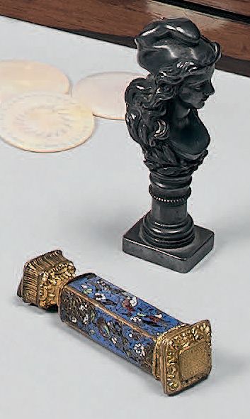 Deux cachets, un à décor en émail cloisonné...