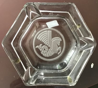 Cendrier en verre moulé de forme hexagonale,...