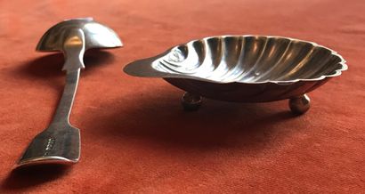 Ensemble en argent (800) :
- un cendrier...