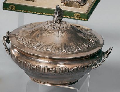 Légumier couvert en argent (800), à décor...