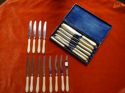 Ensemble de couverts dépareillés en métal...