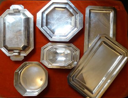 Platerie en métal argenté, à pans coupés...