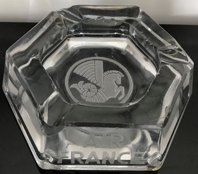 Cendrier en verre moulé de forme hexagonale,...