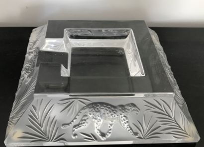 LALIQUE France.

Cendrier de forme pyramidale...