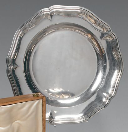 Large round silver dish (800), with contours...