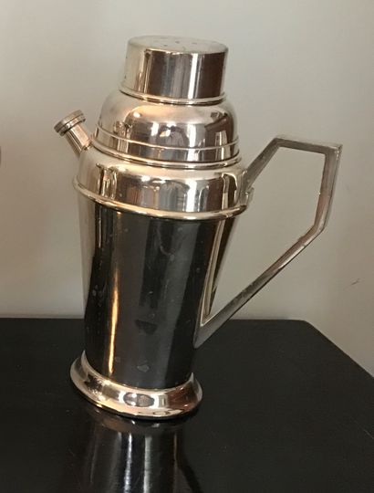 Deux shakers, l'un en cristal taillé et métal...