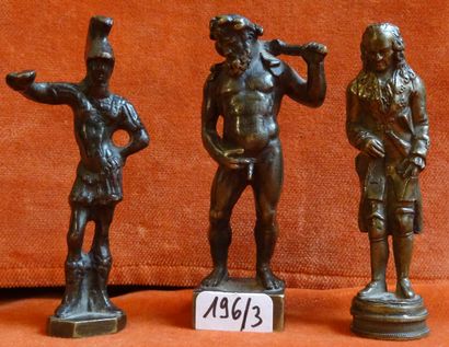 Trois cachets en bronze patiné représentant...