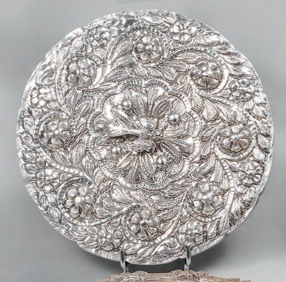 Miroir de forme ronde, la monture polylobée...