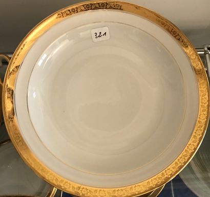Partie de service de table en porcelaine...