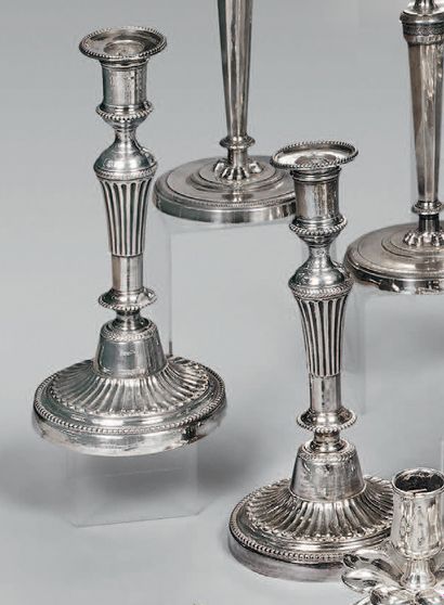 Paire de flambeaux en métal argenté à décor...