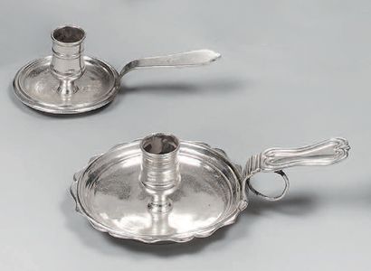Métal argenté : une paire de bougeoirs à...