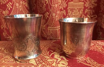 Silver set (800), comprising : a strawberry...