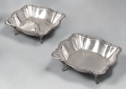 Paire de légumiers en métal argenté de forme...