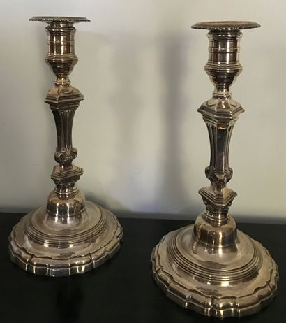 Paire de flambeaux en métal argenté, le fût...