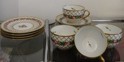 Quatre tasses et leur soucoupe et quatre...