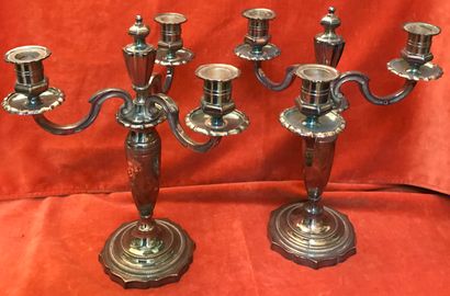 Paire de bouts de table en métal argenté,...